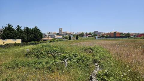 Terreno localizado em zona calma, rural, Montelavar, com PIP aprovado para uma área de implantação de 140m2 em 2 pisos ou 280m2 em casa térrea.