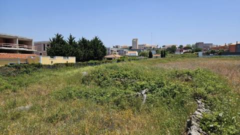 Terreno localizado em zona calma, rural, Montelavar, com PIP aprovado para uma área de implantação de 140m2 em 2 pisos ou 280m2 em casa térrea.