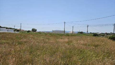 Terreno localizado em zona calma, rural, Montelavar, com PIP aprovado para uma área de implantação de 140m2 em 2 pisos ou 280m2 em casa térrea.
