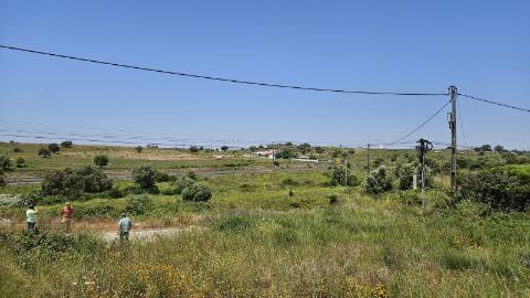 Terreno localizado em zona calma, rural, Montelavar, com PIP aprovado para uma área de implantação de 140m2 em 2 pisos ou 280m2 em casa térrea.