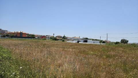 Terreno localizado em zona calma, rural, Montelavar, com PIP aprovado para uma área de implantação de 140m2 em 2 pisos ou 280m2 em casa térrea.