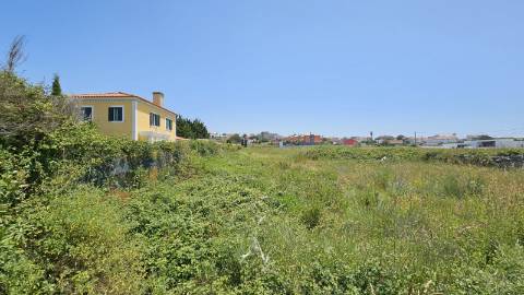 Terreno localizado em zona calma, rural, Montelavar, com PIP aprovado para uma área de implantação de 140m2 em 2 pisos ou 280m2 em casa térrea.