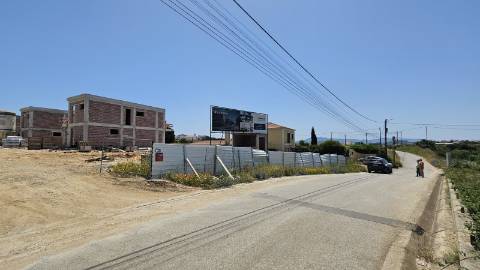Terreno localizado em zona calma, rural, Montelavar, com PIP aprovado para uma área de implantação de 140m2 em 2 pisos ou 280m2 em casa térrea.
