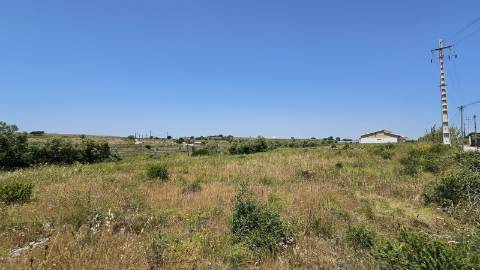 Terreno localizado em zona calma, rural, Montelavar, com PIP aprovado para uma área de implantação de 140m2 em 2 pisos ou 280m2 em casa térrea.