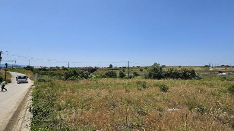Terreno localizado em zona calma, rural, Montelavar, com PIP aprovado para uma área de implantação de 140m2 em 2 pisos ou 280m2 em casa térrea.