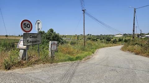 Terreno localizado em zona calma, rural, Montelavar, com PIP aprovado para uma área de implantação de 140m2 em 2 pisos ou 280m2 em casa térrea.