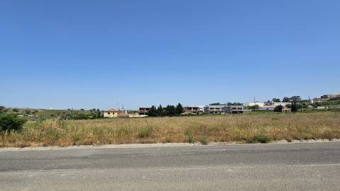 Terreno localizado em zona calma, rural, Montelavar, com PIP aprovado para uma área de implantação de 140m2 em 2 pisos ou 280m2 em casa térrea.