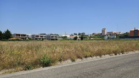 Terreno localizado em zona calma, rural, Montelavar, com PIP aprovado para uma área de implantação de 140m2 em 2 pisos ou 280m2 em casa térrea.