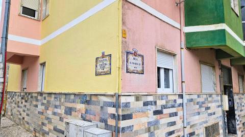 Espaço Comercial 219m2 de área bruta, localizado em Agualva - Cacém junto à loja do cidadão em zona de comércio e serviços