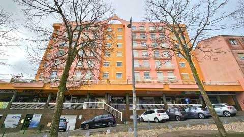 Espaço Comercial 219m2 de área bruta, localizado em Agualva - Cacém junto à loja do cidadão em zona de comércio e serviços