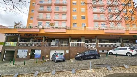 Espaço Comercial 219m2 de área bruta, localizado em Agualva - Cacém junto à loja do cidadão em zona de comércio e serviços