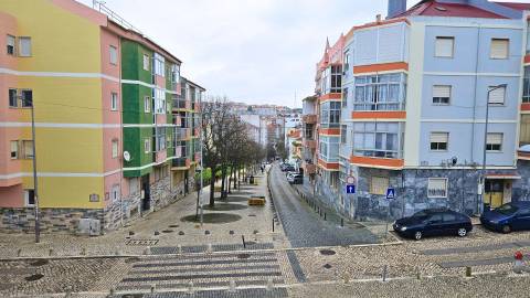 Espaço Comercial 219m2 de área bruta, localizado em Agualva - Cacém junto à loja do cidadão em zona de comércio e serviços