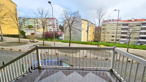 Espaço Comercial 219m2 de área bruta, localizado em Agualva - Cacém junto à loja do cidadão em zona de comércio e serviços