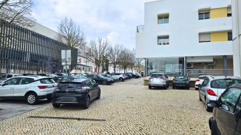 Espaço Comercial 219m2 de área bruta, localizado em Agualva - Cacém junto à loja do cidadão em zona de comércio e serviços