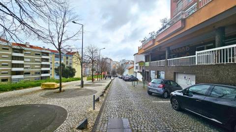 Espaço Comercial 219m2 de área bruta, localizado em Agualva - Cacém junto à loja do cidadão em zona de comércio e serviços