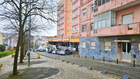 Espaço Comercial 219m2 de área bruta, localizado em Agualva - Cacém junto à loja do cidadão em zona de comércio e serviços