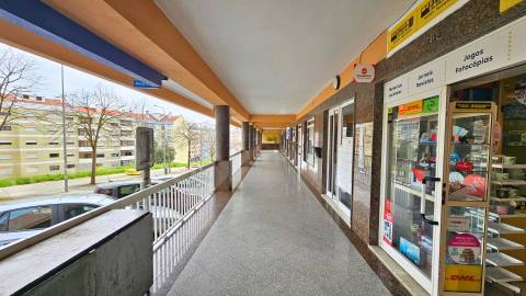 Espaço Comercial 219m2 de área bruta, localizado em Agualva - Cacém junto à loja do cidadão em zona de comércio e serviços