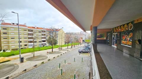 Espaço Comercial 219m2 de área bruta, localizado em Agualva - Cacém junto à loja do cidadão em zona de comércio e serviços