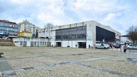 Espaço Comercial 219m2 de área bruta, localizado em Agualva - Cacém junto à loja do cidadão em zona de comércio e serviços