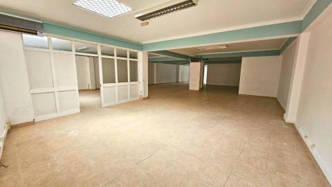 Espaço Comercial 219m2 de área bruta, localizado em Agualva - Cacém junto à loja do cidadão em zona de comércio e serviços