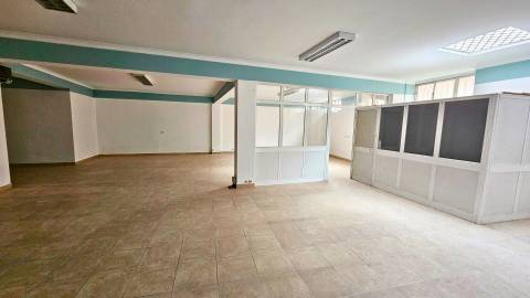 Espaço Comercial 219m2 de área bruta, localizado em Agualva - Cacém junto à loja do cidadão em zona de comércio e serviços