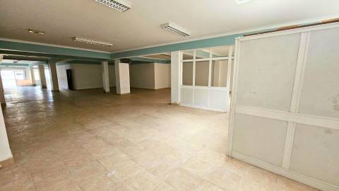 Espaço Comercial 219m2 de área bruta, localizado em Agualva - Cacém junto à loja do cidadão em zona de comércio e serviços