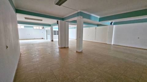 Espaço Comercial 219m2 de área bruta, localizado em Agualva - Cacém junto à loja do cidadão em zona de comércio e serviços