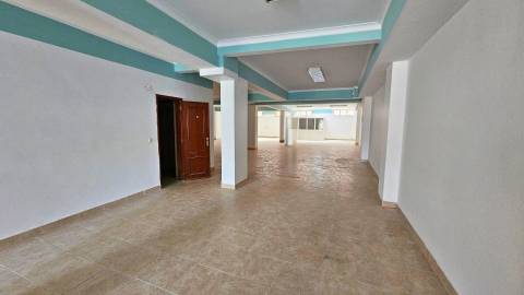 Espaço Comercial 219m2 de área bruta, localizado em Agualva - Cacém junto à loja do cidadão em zona de comércio e serviços