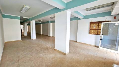 Espaço Comercial 219m2 de área bruta, localizado em Agualva - Cacém junto à loja do cidadão em zona de comércio e serviços