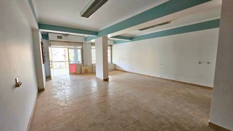 Espaço Comercial 219m2 de área bruta, localizado em Agualva - Cacém junto à loja do cidadão em zona de comércio e serviços