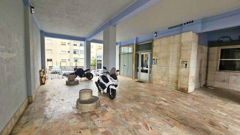 Armazém Multifuncional na Damaia - Amadora com 713 m²