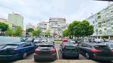 Armazém Multifuncional na Damaia - Amadora com 713 m²