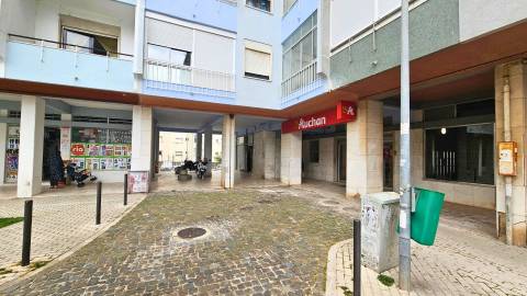 Armazém Multifuncional na Damaia - Amadora com 713 m²