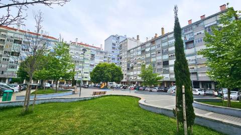 Armazém Multifuncional na Damaia - Amadora com 713 m²