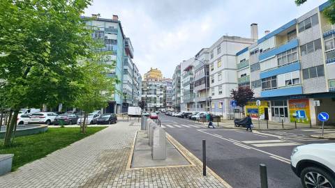 Armazém Multifuncional na Damaia - Amadora com 713 m²