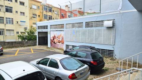 Armazém Multifuncional na Damaia - Amadora com 713 m²