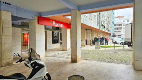 Armazém Multifuncional na Damaia - Amadora com 713 m²