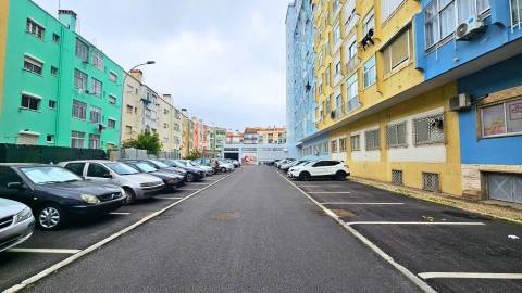 Armazém Multifuncional na Damaia - Amadora com 713 m²