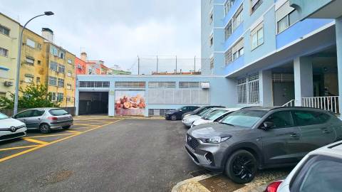 Armazém Multifuncional na Damaia - Amadora com 713 m²