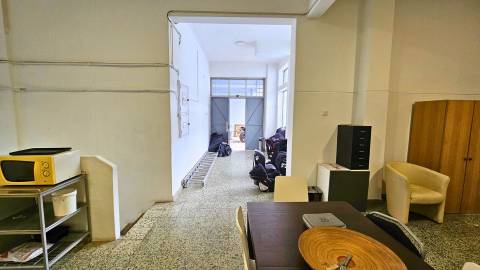 Armazém Multifuncional na Damaia - Amadora com 713 m²