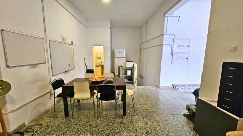 Armazém Multifuncional na Damaia - Amadora com 713 m²