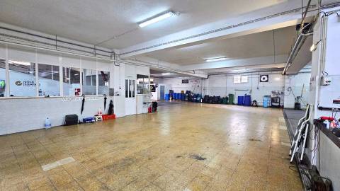 Armazém Multifuncional na Damaia - Amadora com 713 m²