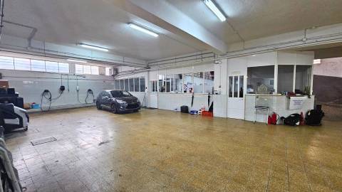 Armazém Multifuncional na Damaia - Amadora com 713 m²