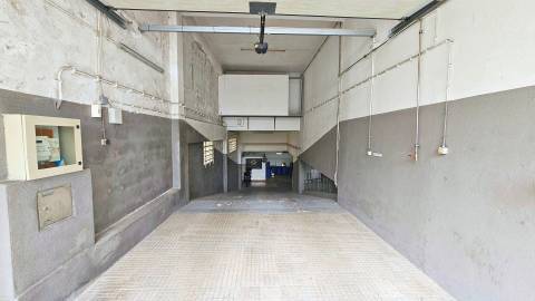 Armazém Multifuncional na Damaia - Amadora com 713 m²