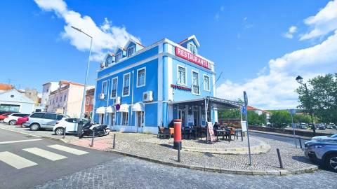 Edifício histórico em frente ao Palácio de Queluz com restauração e AL