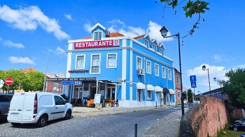 Edifício histórico em frente ao Palácio de Queluz com restauração e AL