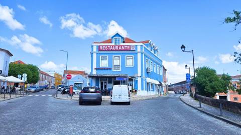 Edifício histórico em frente ao Palácio de Queluz com restauração e AL