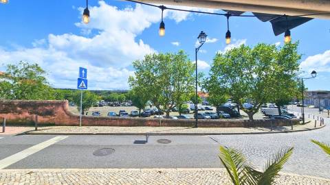 Edifício histórico em frente ao Palácio de Queluz com restauração e AL