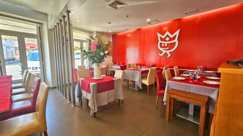 Edifício histórico em frente ao Palácio de Queluz com restauração e AL