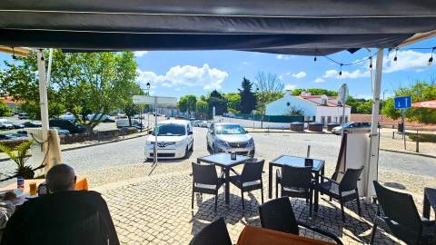 Edifício histórico em frente ao Palácio de Queluz com restauração e AL